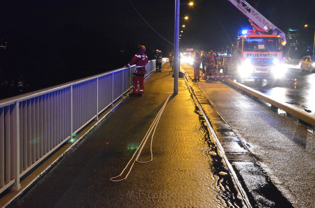 Einsatz BF Hoehenretter Koelner Seilbahn Hoehe Zoobruecke P2336.JPG